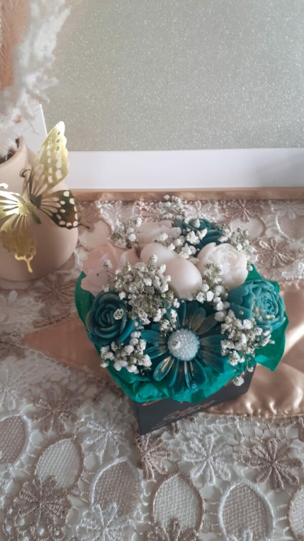 Bouquet personnalisable en cire avec fleurs roses, blanches et vertes, présenté dans une boîte noire décorative avec du gypsophile