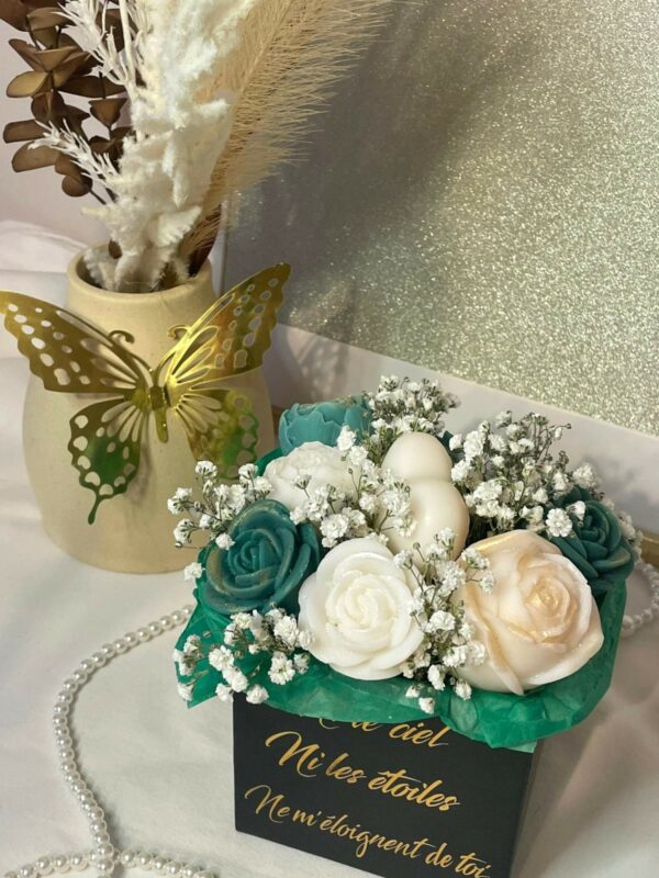Bouquet personnalisable en cire avec fleurs roses, blanches et vertes, présenté dans une boîte noire décorative avec du gypsophile