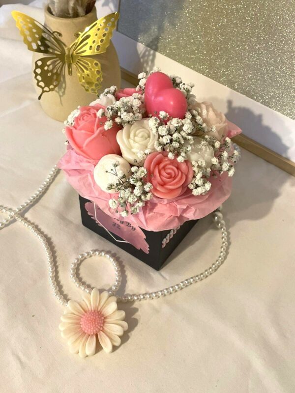 Bouquet personnalisable en cire avec fleurs roses, blanches et vertes, présenté dans une boîte noire décorative avec du gypsophile