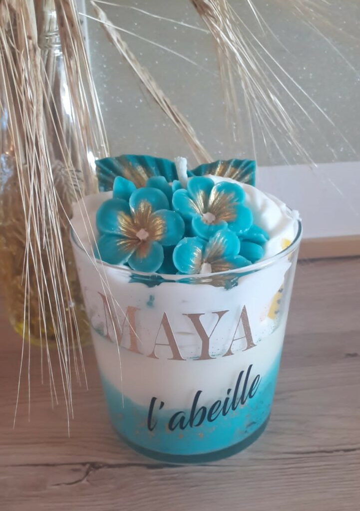 Bougie artisanale parfumée avec du parfum de Grasse, faite avec de la cire végétale et des colorants de qualité supérieure