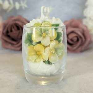bougie fleurie jaune en cire vegetale et parfum de Grasse